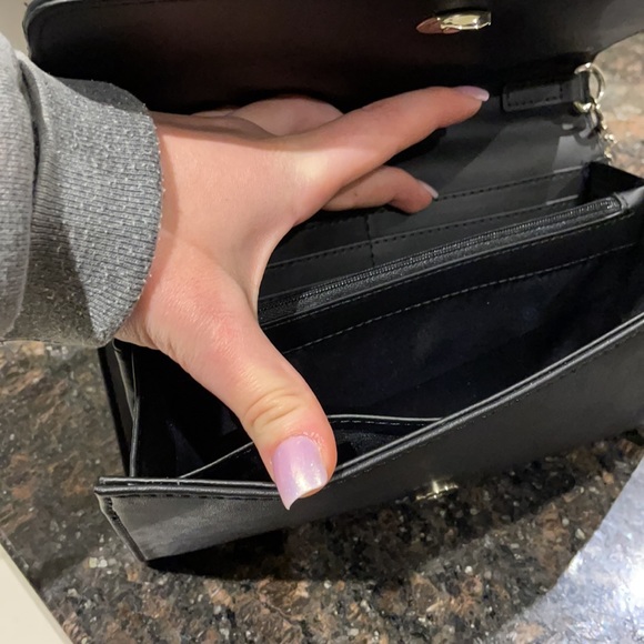 100% Authentic Guess black crossbody purse - Picture 5 of 8